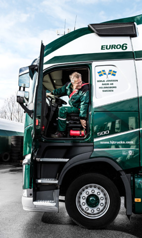 Mats přepravuje speciální plyn pro firmu BÖRJE JÖNSSON ÅKERI AB po celém Švédsku a ví, že jeho zimní pneumatiky Continental mají i na zledovatělé vozovce optimální výkon.