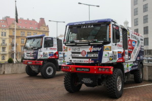 Tatra Buggyra Racing odjíždí s nejsilnější sestavou. Kolomý a Loprais chtějí urvat beduína