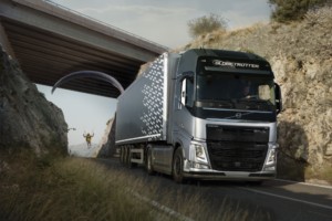 Nový živý test společnosti Volvo Trucks, nazvaný „Létající pasažér”, vyzdvihuje výkon výjimečného hnacího ústrojí prostřednictvím úžasného kousku s pilotem paraglidu. (Foto: Volvo Trucks)