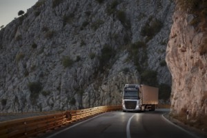 Nový živý test společnosti Volvo Trucks, nazvaný „Létající pasažér”, vyzdvihuje výkon výjimečného hnacího ústrojí prostřednictvím úžasného kousku s pilotem paraglidu. (Foto: Volvo Trucks)