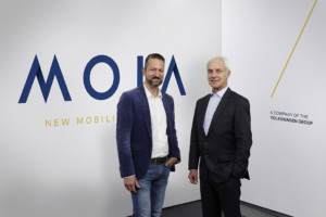 MOIA – nový poskytovatel služeb pro mobilitu v rámci koncernu Volkswagen (Foto zdroj: VW, na fotce zleva Ole Harms, CEO MOIA - Matthias Müller, předseda představenstva koncernu Volkswagen)