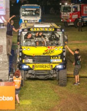 Macíkova posádka s chřipkou osmnáctá. Kvapil postoupil mezi motocykly kupředu a stihl opravit nádrž. (Foto zdroj: KM Racing)