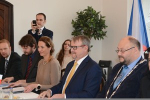 Výstavba dálničního propojení Česka a Polska pokračuje, ministři podepsali budoucí spojení D11 a S3 / Foto zdroj: Ministerstvo dopravy ČR