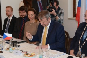 Výstavba dálničního propojení Česka a Polska pokračuje, ministři podepsali budoucí spojení D11 a S3 / Foto zdroj: Ministerstvo dopravy ČR