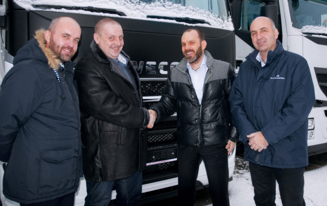 Na snímke z odovzdávania vozidiel sú (zľava doprava): Ing. Ladislav Lomnický, Sales Manager Heavy Range, IVECO Slovakia, Ing. Igor Škutil ml., výkonný riaditeľ NAD Nitra a.s., Ing. Ivan Tichý, špecializovaný predajca IVECO Heavy Range, AUTO-Impex a Peter Kövágó, predajca IVECO, AUTO-Impex Bratislava / Foto zdroj: Iveco Czech Republic, a. s.