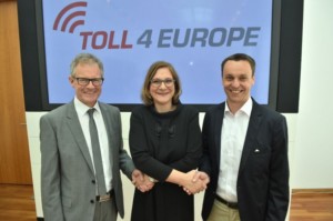zleva: Jürgen Steinmeyer (DKV), Mirka Dworschak (T-Systems International) a Tom Schneider (Daimler) - uzavření společného podniku pro celoevropské mýtné / Foto: Unger/ Zdroj: DKV