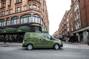 Plně elektrický Nissan e-NV200 inovuje vozový park slovutného obchodního domu Harrods / Foto zdroj: NISSAN