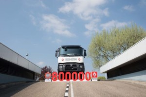 800 000 vozidlo vyrobené továrnou Renault Trucks v Bourg BOURG en Bresse si převzala skupina Pigeon / Foto zdroj: Volvo Group Czech Republic, s.r.o.