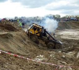 Milovice 2017: Začátek sezony skoro jako přes kopírák / Foto zdroj facebook: TRUCK TRIAL TEAM HORNÍ JIŘETÍN (440, 441, 442)