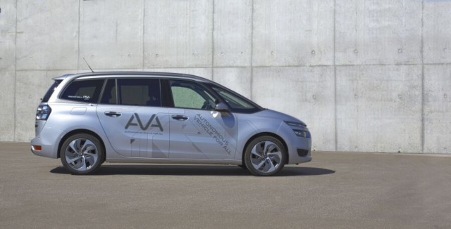 Veřejnost si na Dnech inovací mohla vyzkoušet bezpečný a intuitivní autonomní vůz skupiny PSA / Foto: autor Guillot Alexis/ copyright Groupe PSA, Direction de la communication