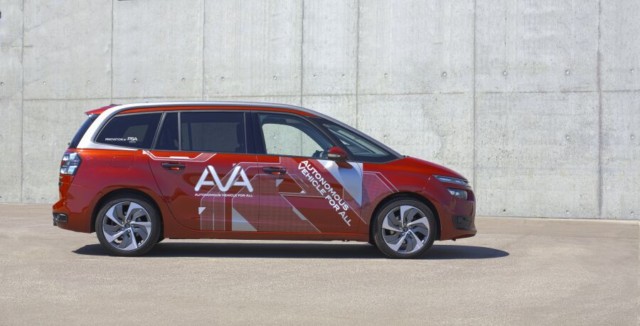 Veřejnost si na Dnech inovací mohla vyzkoušet bezpečný a intuitivní autonomní vůz skupiny PSA / Foto: autor Guillot Alexis/ copyright Groupe PSA, Direction de la communication