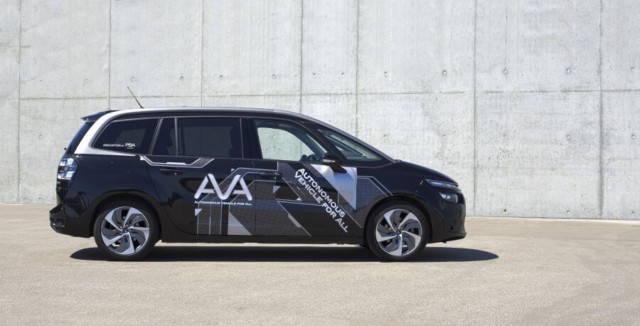 Veřejnost si na Dnech inovací mohla vyzkoušet bezpečný a intuitivní autonomní vůz skupiny PSA / Foto: autor Guillot Alexis/ copyright Groupe PSA, Direction de la communication