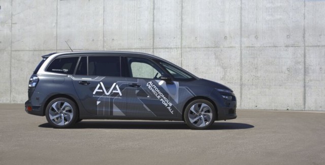 Veřejnost si na Dnech inovací mohla vyzkoušet bezpečný a intuitivní autonomní vůz skupiny PSA / Foto: autor Guillot Alexis/ copyright Groupe PSA, Direction de la communication