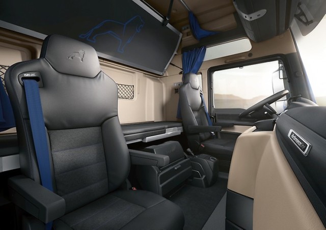 Interiér kabiny vozidla speciální edice MAN TGX PerformanceLine je jako šperk, modré aplikace mu vdechují individuální styl / Foto zdroj: MAN Truck & Bus Czech Republic s.r.o.