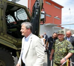 Ministr obrany Martin Stropnický symbolicky převzal další nové vozy TATRA pro Armádu České republiky / Foto zdroj: TATRA TRUCKS a.s.