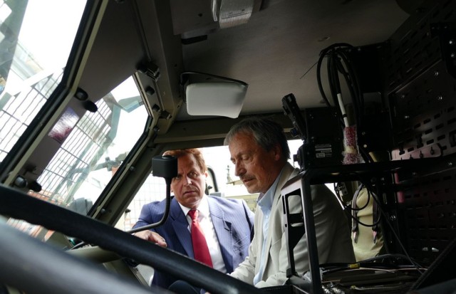 Ministr obrany Martin Stropnický symbolicky převzal další nové vozy TATRA pro Armádu České republiky / Foto zdroj: TATRA TRUCKS a.s.