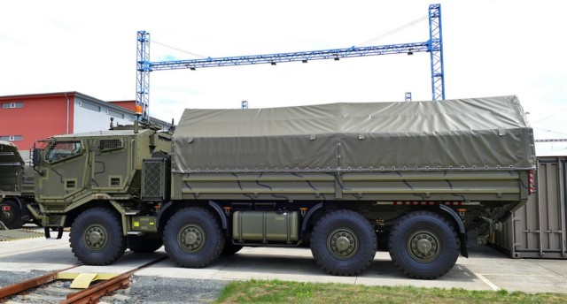 Ministr obrany Martin Stropnický symbolicky převzal další nové vozy TATRA pro Armádu České republiky / Foto zdroj: TATRA TRUCKS a.s.