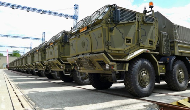Ministr obrany Martin Stropnický symbolicky převzal další nové vozy TATRA pro Armádu České republiky / Foto zdroj: TATRA TRUCKS a.s.