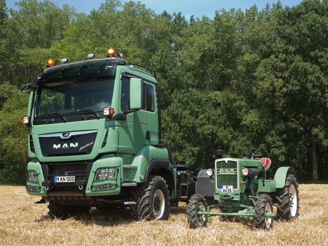 Vzpomínka na minulost: společnost MAN sice skončila s výrobou traktorů ještě v roce 1963, ale aktuální vystavovaný exemplář MAN TGS 18.500 4x4 BL má identický originální zelený lak (MAN-GRUEN M107) a kola světlé slonovinové barvy. Tato barevná kombinace byla typická pro zemědělské traktory MAN. / Foto zdroj: MAN Truck & Bus Czech Republic s.r.o.