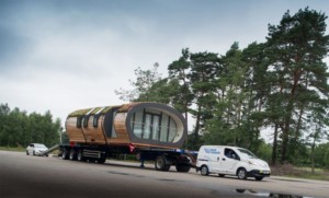 Margot Robbie usedá za volant nových pilotních projektů trvalé udržitelnosti společnosti Nissan / Foto zdroj: NISSAN