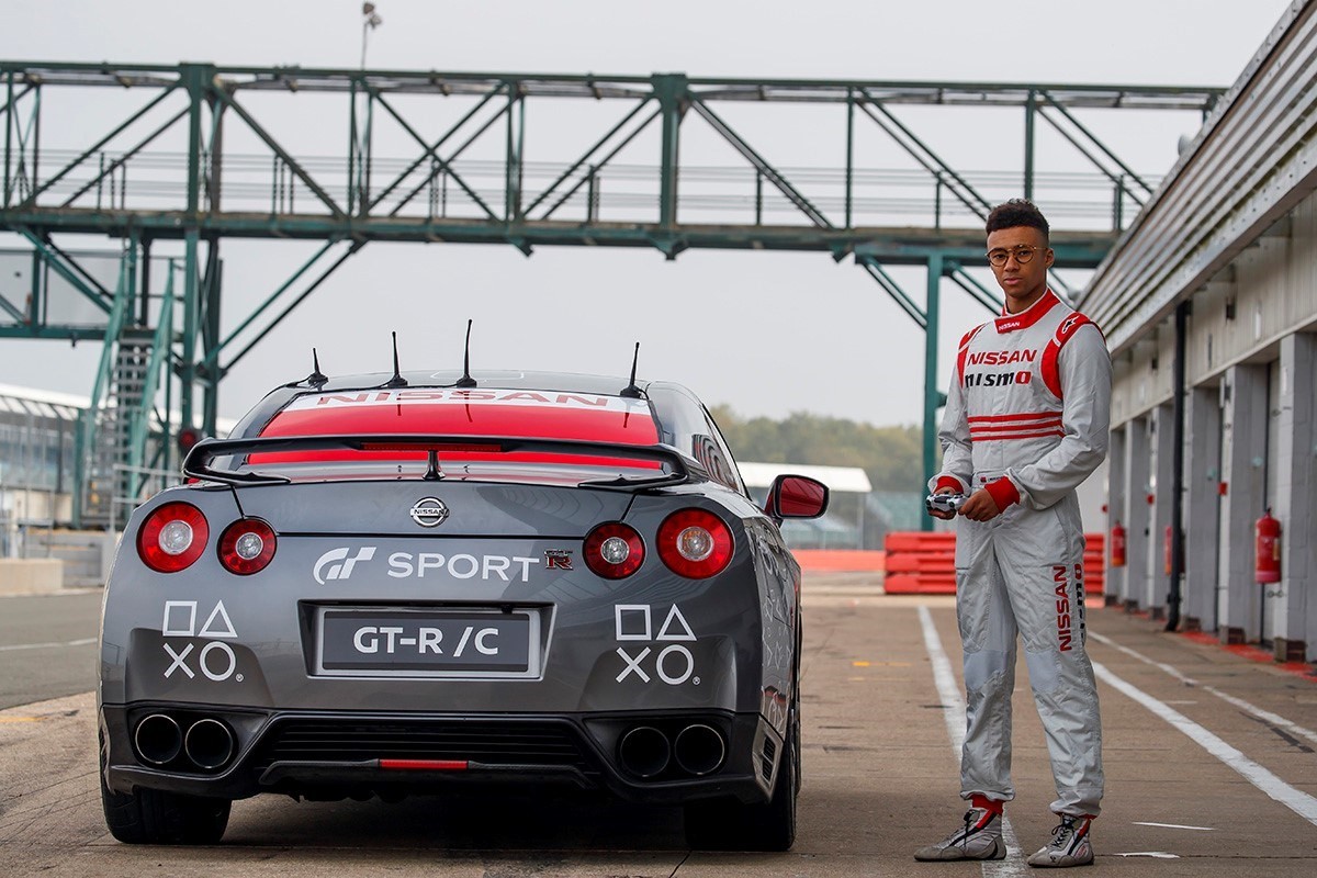Nissan GT-R ovládaný jako první na světě herní konzolí dosáhl na okruhu Silverstone rychlosti vyšší než 210 km/h / Foto zdroj: NISSAN