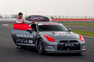 Nissan GT-R ovládaný jako první na světě herní konzolí dosáhl na okruhu Silverstone rychlosti vyšší než 210 km/h / Foto zdroj: NISSAN