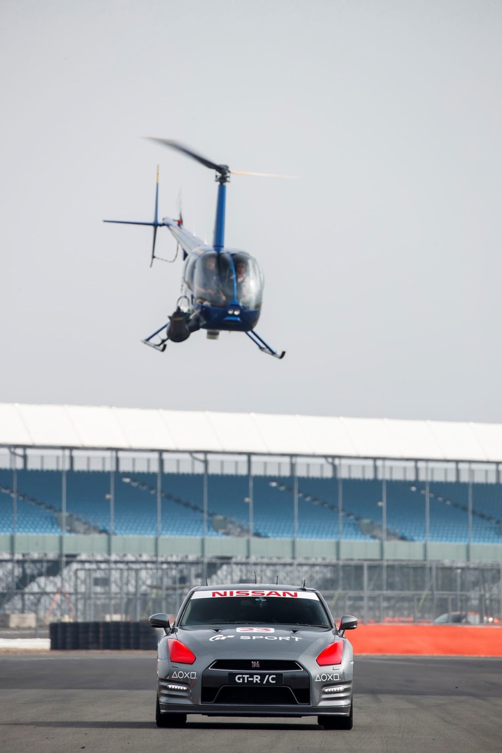 Nissan GT-R ovládaný jako první na světě herní konzolí dosáhl na okruhu Silverstone rychlosti vyšší než 210 km/h / Foto zdroj: NISSAN