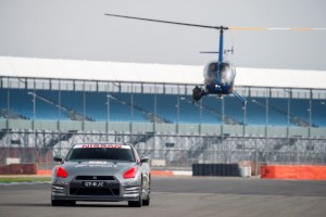 Nissan GT-R ovládaný jako první na světě herní konzolí dosáhl na okruhu Silverstone rychlosti vyšší než 210 km/h / Foto zdroj: NISSAN