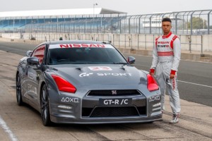 Nissan GT-R ovládaný jako první na světě herní konzolí dosáhl na okruhu Silverstone rychlosti vyšší než 210 km/h / Foto zdroj: NISSAN