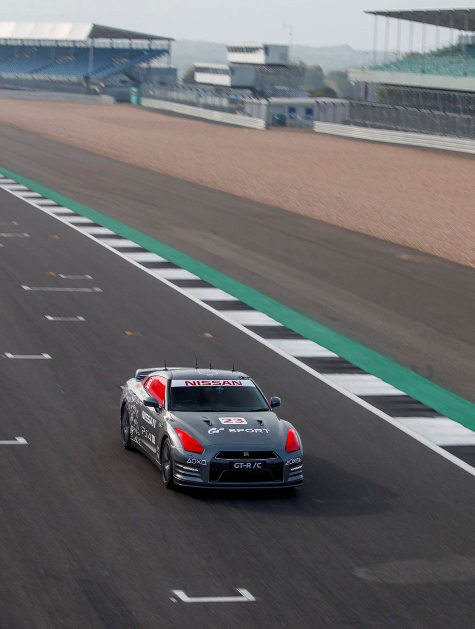 Nissan GT-R ovládaný jako první na světě herní konzolí dosáhl na okruhu Silverstone rychlosti vyšší než 210 km/h / Foto zdroj: NISSAN