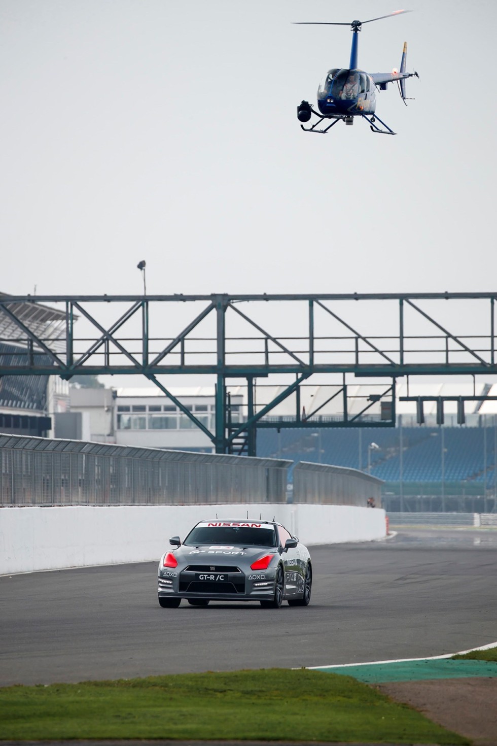 Nissan GT-R ovládaný jako první na světě herní konzolí dosáhl na okruhu Silverstone rychlosti vyšší než 210 km/h / Foto zdroj: NISSAN