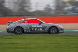 Nissan GT-R ovládaný jako první na světě herní konzolí dosáhl na okruhu Silverstone rychlosti vyšší než 210 km/h / Foto zdroj: NISSAN