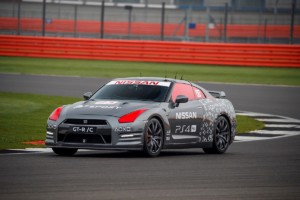 Nissan GT-R ovládaný jako první na světě herní konzolí dosáhl na okruhu Silverstone rychlosti vyšší než 210 km/h / Foto zdroj: NISSAN