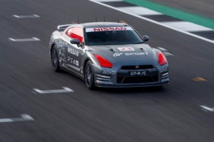 Nissan GT-R ovládaný jako první na světě herní konzolí dosáhl na okruhu Silverstone rychlosti vyšší než 210 km/h / Foto zdroj: NISSAN