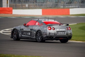 Nissan GT-R ovládaný jako první na světě herní konzolí dosáhl na okruhu Silverstone rychlosti vyšší než 210 km/h / Foto zdroj: NISSAN