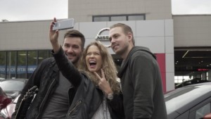 Co byste udělali, kdyby se během jízdy na zadním sedadle vašeho auta objevil Marek Ztracený? / Foto zdroj: NISSAN