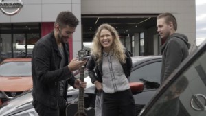 Co byste udělali, kdyby se během jízdy na zadním sedadle vašeho auta objevil Marek Ztracený? / Foto zdroj: NISSAN