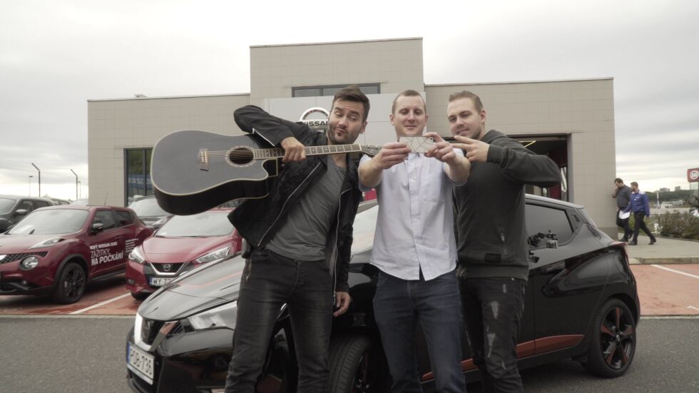 Co byste udělali, kdyby se během jízdy na zadním sedadle vašeho auta objevil Marek Ztracený? / Foto zdroj: NISSAN