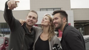 Co byste udělali, kdyby se během jízdy na zadním sedadle vašeho auta objevil Marek Ztracený? / Foto zdroj: NISSAN
