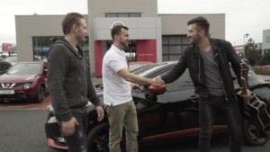 Co byste udělali, kdyby se během jízdy na zadním sedadle vašeho auta objevil Marek Ztracený? / Foto zdroj: NISSAN