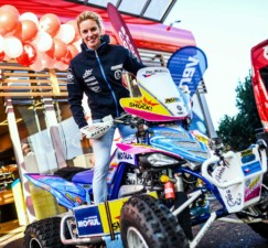 Olga Roučková s novou čtyřkolkou Yamaha na Dakar 2018 / Foto zdroj: Yamaha Motor Europe N.V. 