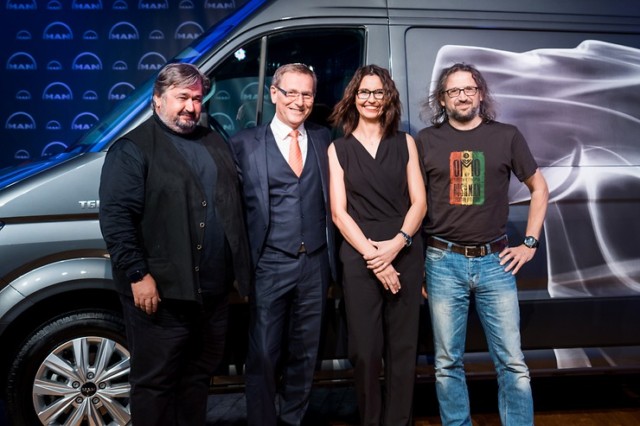 Zástupci projektu "SRDCAŘI", Reinhard_Faderl (jednatel a generální ředitel společnosti MAN Truck & Bus Czech Republic), Jana Machourková (marketingový specialista společnosti MAN) / Foto zdroj: MAN Truck & Bus Czech Republic s.r.o.