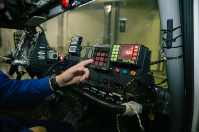 Instalace systému monitorování tlaku v pneumatikách ContiPressureCheck od společnosti Continental. / Foto zdroj: Continental