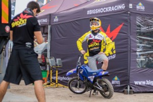 Přejímky zdolány. Macík přišel o hlas. Posádka se těší na klid v kabině /  Foto zdroj: Big Shock Racing