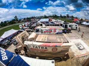 Tým Tatra Buggyra Racing využil zrušení etapy k servisu! / Foto zdroj: Buggyra media