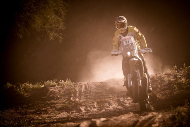Macík šestý: bez předního skla, potmě a v lyžařských brýlích. Brabec dál postupuje a vzpomíná na lívance / Foto zdroj: Big Shock Racing