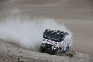 Dakar ve 4. etapě zkusil zastavit i český kamion / Foto zdroj: MKR Technology/PatRESS.cz