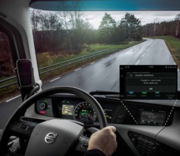 Nákladní vozidla a osobní automobily se v dopravním provozu vzájemně upozorňují – průkopnická spolupráce společností Volvo Trucks a Volvo Cars / Foto zdroj:  Volvo Group Czech Republic, s.r.o.