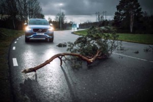 Nákladní vozidla a osobní automobily se v dopravním provozu vzájemně upozorňují – průkopnická spolupráce společností Volvo Trucks a Volvo Cars / Foto zdroj:  Volvo Group Czech Republic, s.r.o.