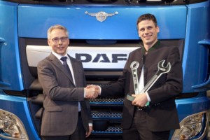 Johan Drenth, ředitel poprodejních služeb DAF Trucks N.V. (vlevo), předává cenu pro vítězného Marina Pavicice vedoucímu servisu dealerství Walteru Aichwalderovi z rakouského Klagenfurtu. / Foto zdroj: DAF Trucks CZ, s.r.o.